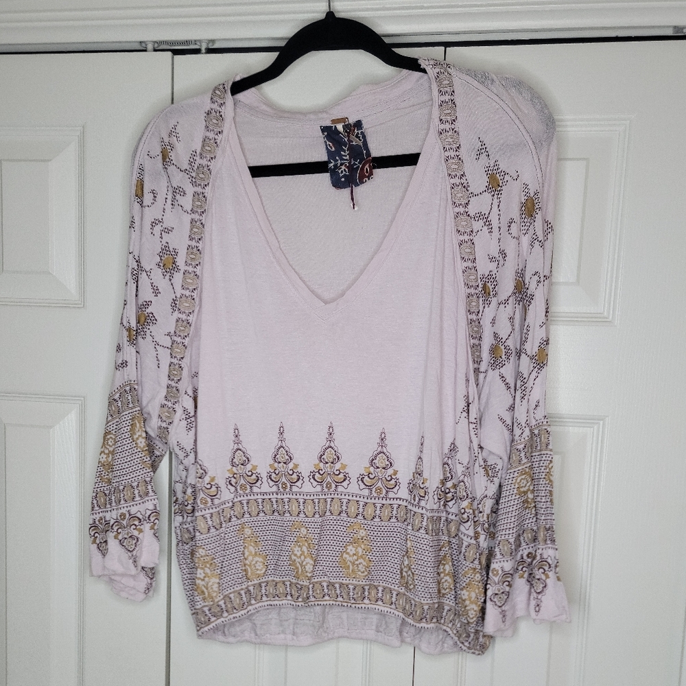 Free People Women XS loose top. Floral detail in Black and gold bollywood vibe.